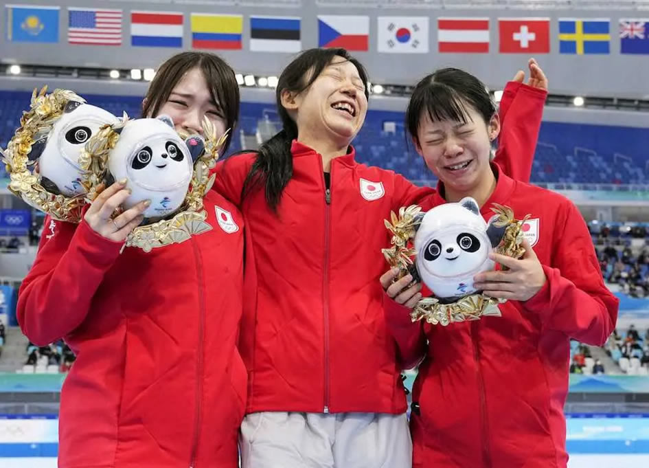 2022年北京オリンピック、スピードスケート表彰式、高木美保選手ら３名の日本代表笑顔の写真